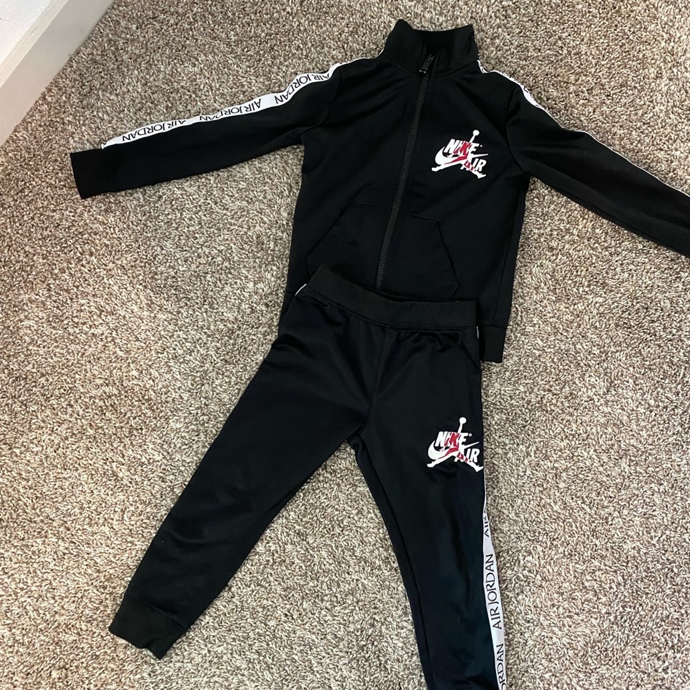 Black size 4 air Jordan tracksuit for boys